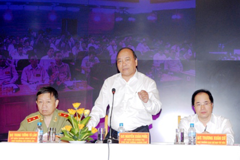 ຮອງນາຍົກລັດຖະມົນຕີ ຫງວຽນຊວນຟຸກ ເຂົ້າຮ່ວມກອງ ປະຊຸມວຽກງານຮັບປະກັນຄວາມສະຫງົບໄລຍະ 9 ເດືອນຕົ້ນປີ